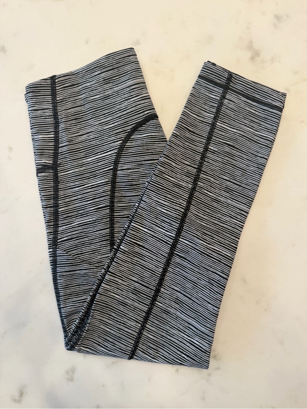 Athleta Ultimate Linear Lines Capri Leggings XXS